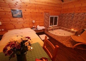 אלוני הדבש במצפה הילה, מרחק נסיעה של 10 דקות מנהריה מחכה לכם 