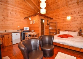 בפקיעין החדשה שבגליל המערבי במרחק 15 דקות נסיעה מנהריה מחכה לכם בקתת עץ קסומה ומפנקת להשכרה לפי שעות בדיסקרטיות מלאה. במחירים אטרקטיביים