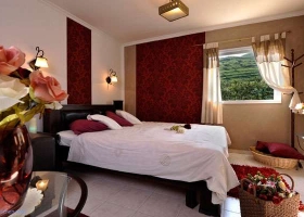 בקתות עץ רומנטיות ודיסקרטיות מחכות לכם שתבואו להתארח ולהינות מפינוקים שווים במיוחד. להשכרה לפי שעות.