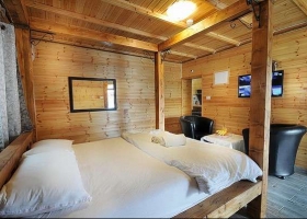 אירוח שרון – צימרים רומנטיים להשכרה לפי שעה במושב שזור, במרחק נסיעה של כ 5 דקות מהעיר כרמיאל, צימרים אינטימיים הכוללים פינוק מושלם לזוגות רומנטיים לרגעים ק