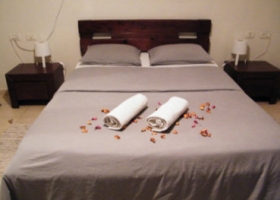 במושב שקט שבשרון, סמוך לתל מונד ו-10 דקות מנתניה ורעננה תמצאו את דירת הבוטיק המשגעת שלנו. המקום המושלם לאירוח זוגות אוהבים באינטימיות.