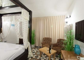 RIPOSO – אגדה חיה... סוויטה לליל כלולות במושבה גדרה , אזור השפלה - ליד רחובות, צמוד לצומת כנות ואולמות אירועים ברמה גבוהה, ליד צומת ראם ומסמיה. בגדרה והסבי