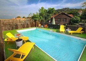 מחפשים צימרים באזור כרמיאל? במושב חזון, מול נופים פסטורליים מחכות לכם 3 בקתות מרהיבות להשכרה לפי שעות, חופשה זוגית, אירוע זוגי מיוחד